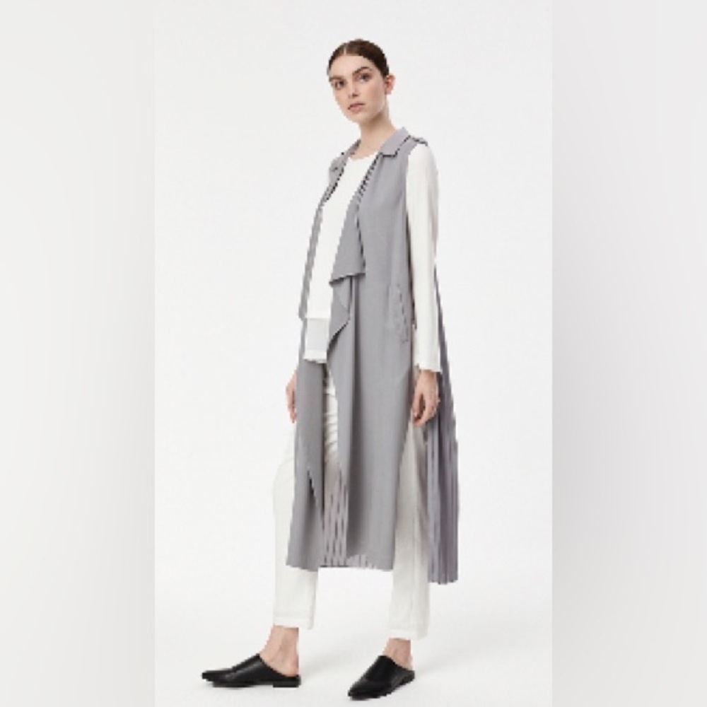 Riva gray pleated vest BNWT​